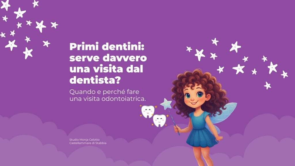 Illustrazione di una fatina dei denti con una bacchetta magica accanto a due dentini sorridenti, su sfondo viola. Testo: “Primi dentini: serve davvero una visita dal dentista?”. Immagine informativa per genitori sulla prima visita odontoiatrica dei bambini.