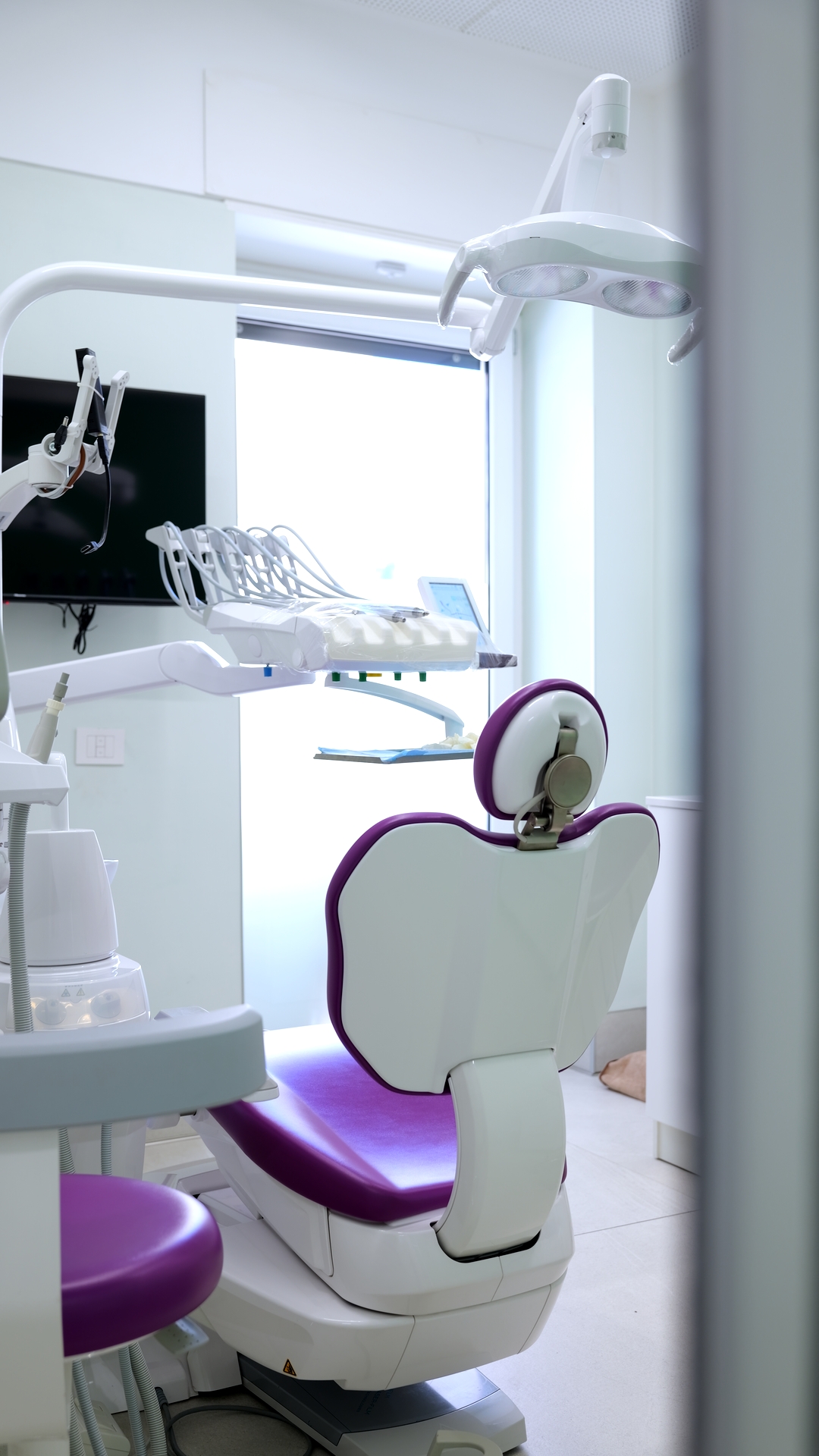 Sala operativa dello studio dentistico della Dott.ssa Monja Celotto a Castellammare di Stabia con riunito odontoiatrico moderno e attrezzature professionali.