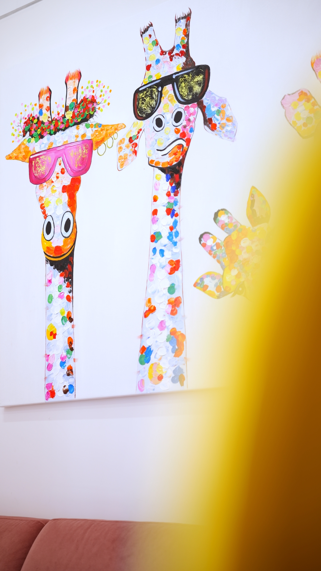 Decorazioni colorate con giraffe nella sala d’attesa dello studio della Dott.ssa Monja Celotto a Castellammare di Stabia, ambiente accogliente e a misura di bambino.