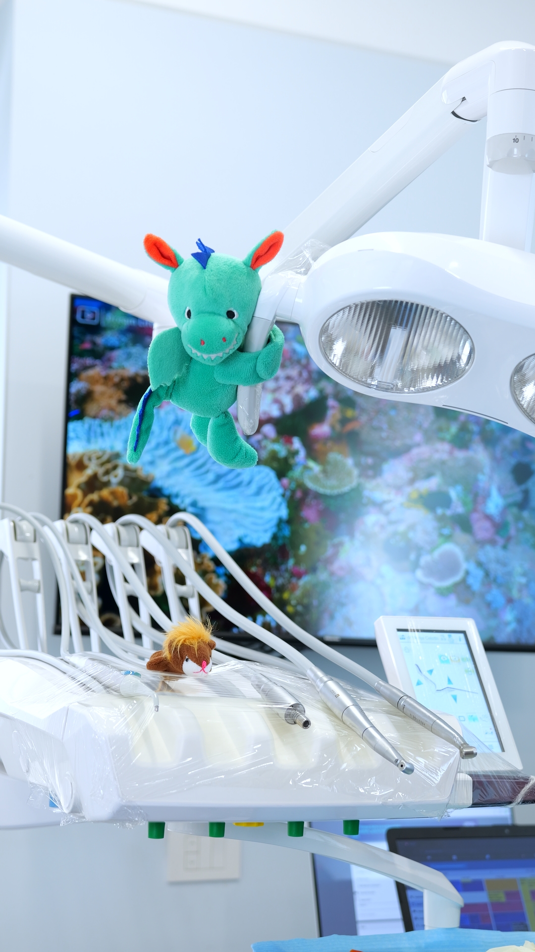 Riunitto odontoiatrico nello studio della Dott.ssa Monja Celotto a Castellammare di Stabia, con lampada operativa, strumenti dentistici e pupazzi per rendere l’ambiente accogliente per i bambini.