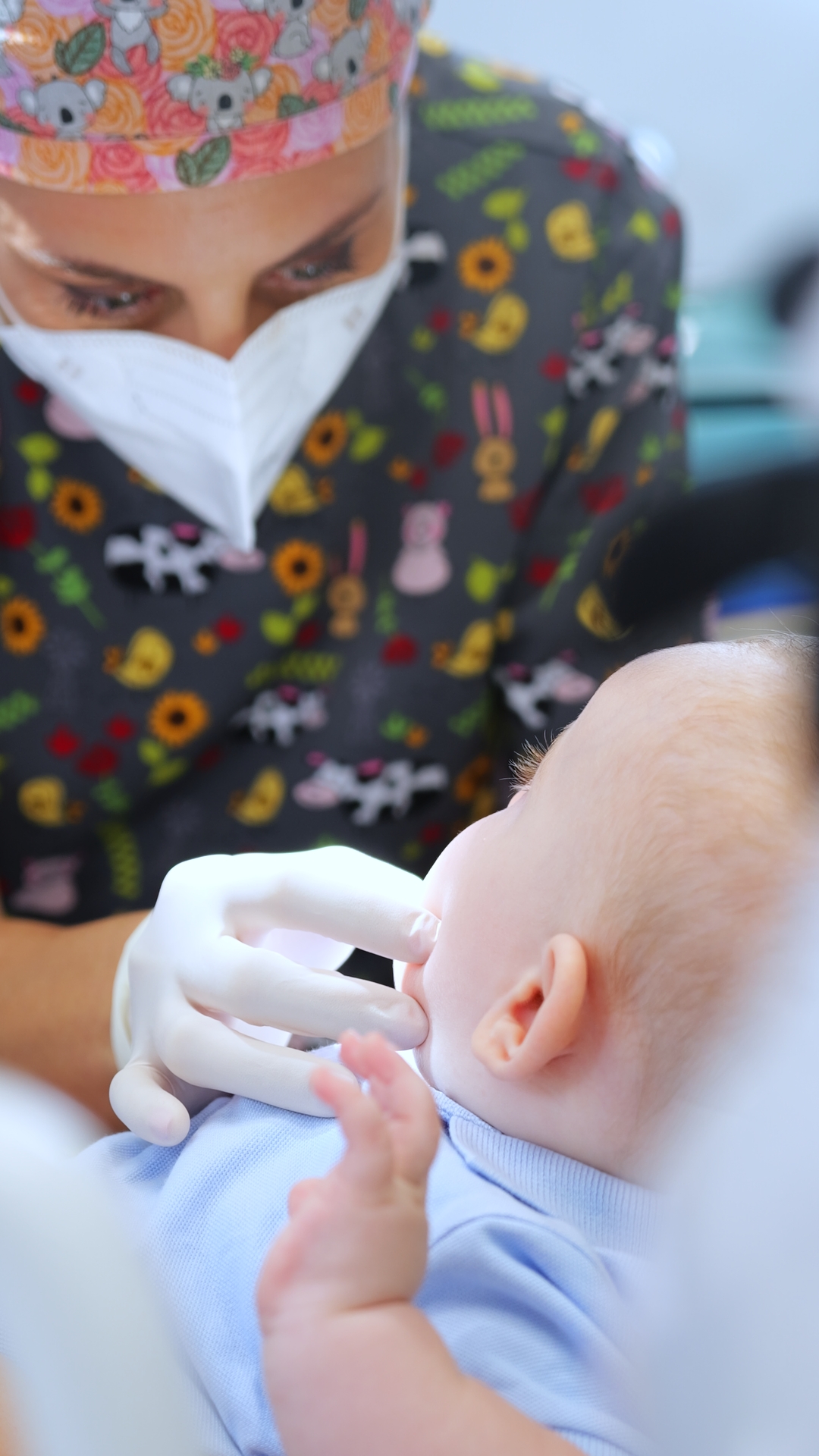 Dentista pediatrica dello studio della Dott.ssa Monja Celotto a Castellammare di Stabia durante il controllo orale di un neonato, in un ambiente sicuro e accogliente.