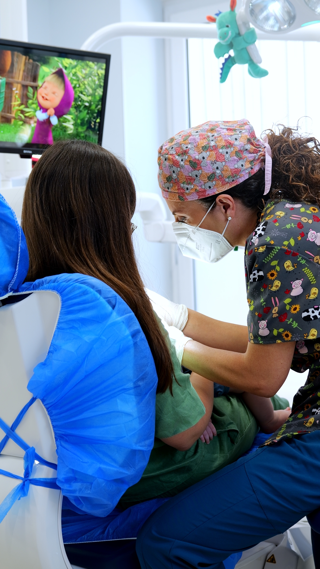 Dentista pediatrica dello studio della Dott.ssa Monja Celotto a Castellammare di Stabia durante una visita odontoiatrica a un bambino in un ambiente accogliente e rassicurante.